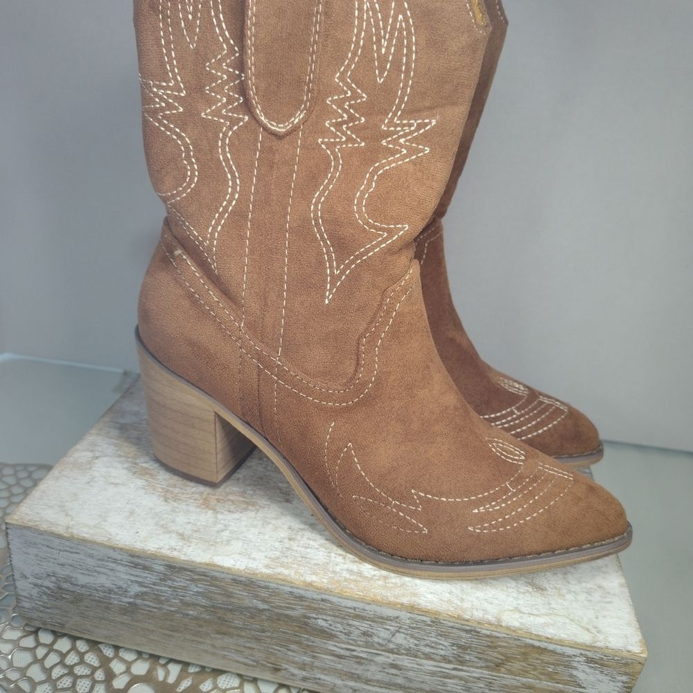 Suede Cowgirl Heeled Boots Size 36. A9